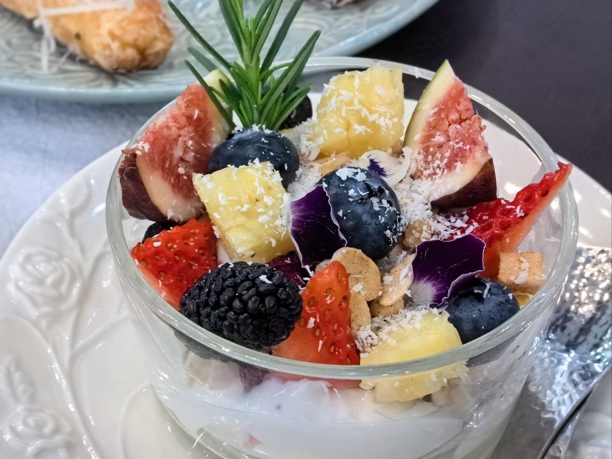 djkimnh5's tweet photo. Catch a cool summer vibe with chia seed, shiny lychee slices, iced yogurt, and fresh mint—perfect little treat! https://t.co/O1GLIG6Cf0