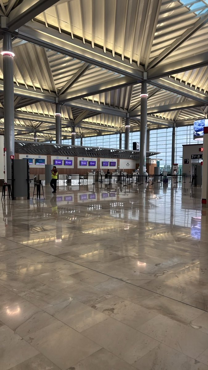cuartodemillamx's tweet photo. Ahora entiendo porqué Aeromexico ya no vuela al aeropuerto de Tulum, está vacío!!

Ah no, espera, ese no es Tulum 🫠🫠. https://t.co/8BTsUsE3u2