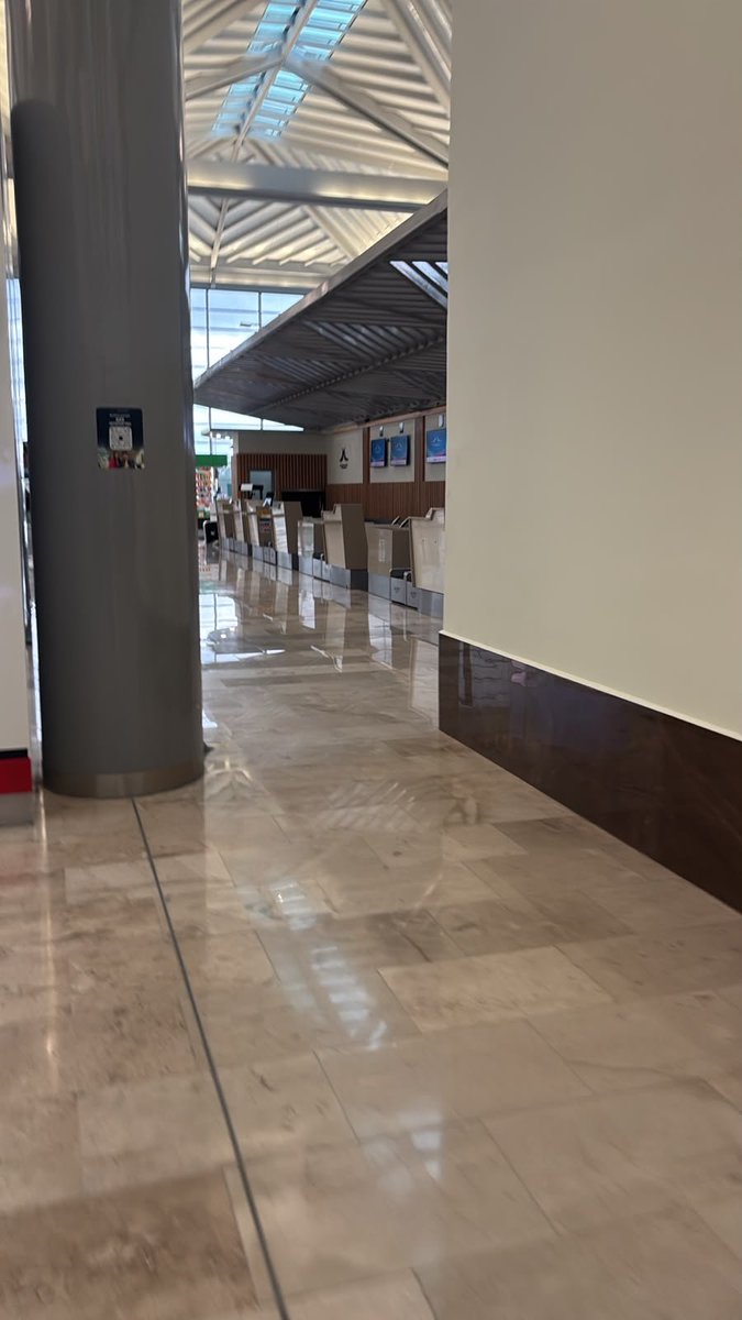 cuartodemillamx's tweet photo. Ahora entiendo porqué Aeromexico ya no vuela al aeropuerto de Tulum, está vacío!!

Ah no, espera, ese no es Tulum 🫠🫠. https://t.co/8BTsUsE3u2