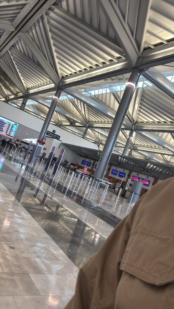 cuartodemillamx's tweet photo. Ahora entiendo porqué Aeromexico ya no vuela al aeropuerto de Tulum, está vacío!!

Ah no, espera, ese no es Tulum 🫠🫠. https://t.co/8BTsUsE3u2