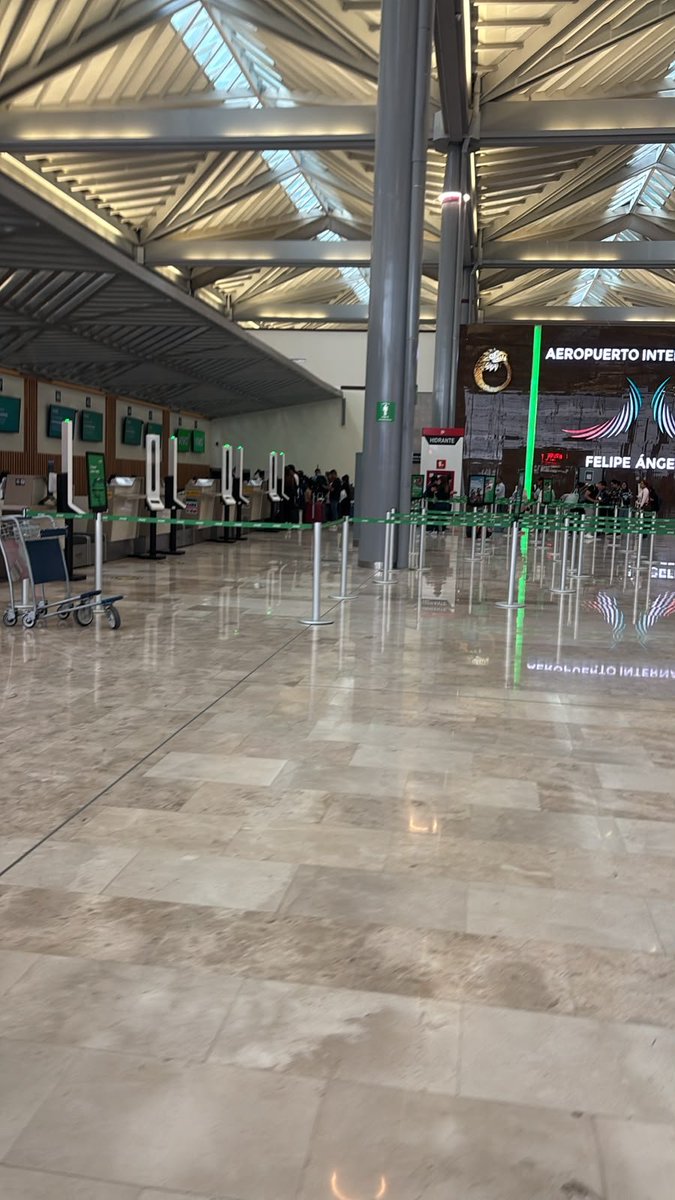 cuartodemillamx's tweet photo. Ahora entiendo porqué Aeromexico ya no vuela al aeropuerto de Tulum, está vacío!!

Ah no, espera, ese no es Tulum 🫠🫠. https://t.co/8BTsUsE3u2