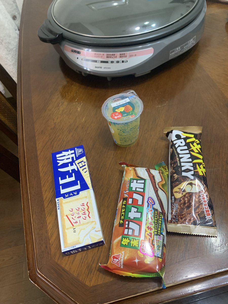 studiodoubt's tweet photo. 焼肉のあとはアイス〜♪
（だれもサッパリ系を食べてない） https://t.co/kjvvbvHrWf