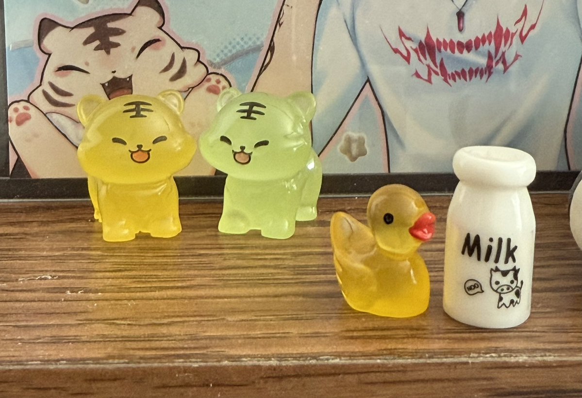 achoorisu's tweet photo. i’m dead this looks like villions watching kaichou leave to get milk 🤣 https://t.co/oIfgT074Ku
