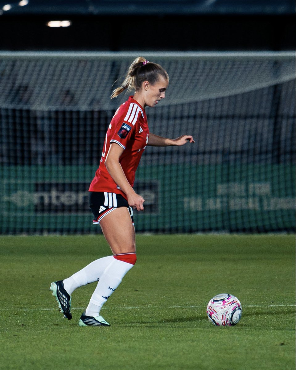 ManUtdWomen's tweet photo. A memory to last a lifetime 💫

Congrats on making your United debut, Lucy 💪🏴󠁧󠁢󠁥󠁮󠁧󠁿 https://t.co/BVk1B90W9o