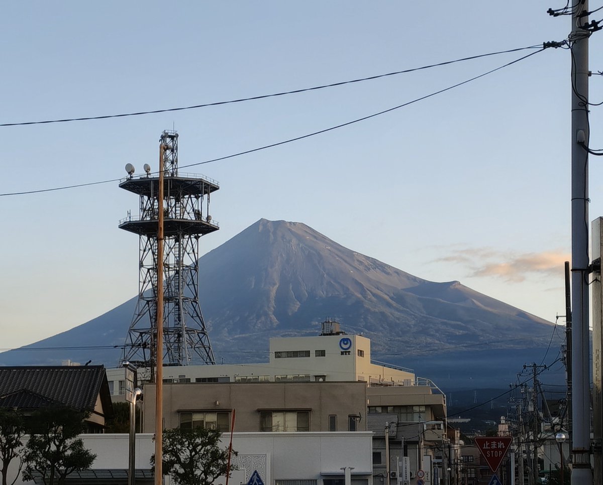 mimasuya_coffee's tweet photo. おはようございます🗻
10月スタート‼️
部屋の窓から見える富士山の凛々しい姿に見守られながら今月も元気もりもり頑張ります🗻 👀💪 https://t.co/4Fky1ZKEBN