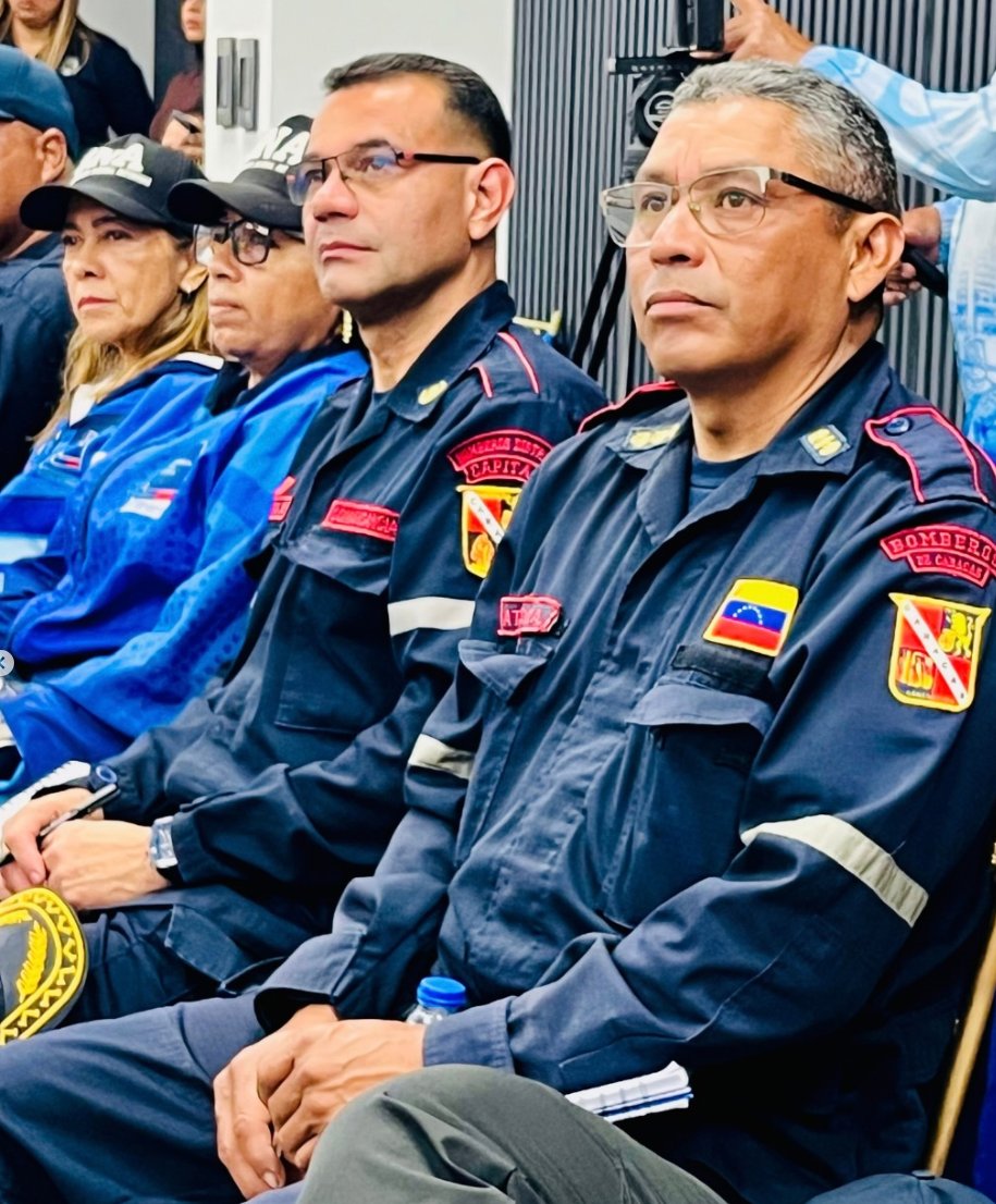 luisgonzalofer's tweet photo. #Entérate | Durante la actividad se evaluaron los planes de patrullaje preventivo, el despliegue de los #CuadrantesDePaz y los mecanismos de acción conjunta orientados a consolidar la seguridad de las comunidades. #30SEP26 https://t.co/HJZtzzWPVm