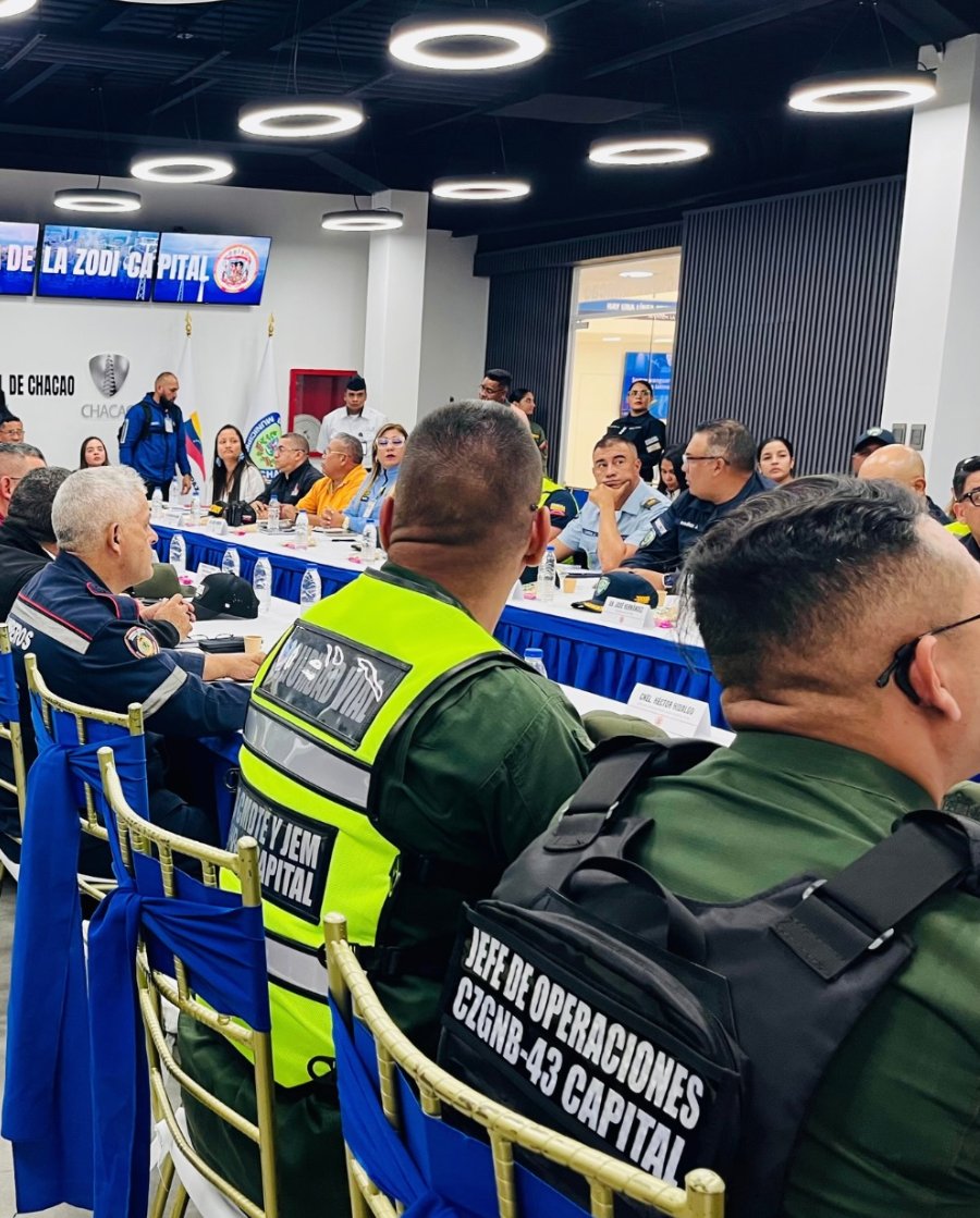 luisgonzalofer's tweet photo. #30SEP26 | En el encuentro, las autoridades definieron líneas de acción coordinadas para optimizar el resguardo de las zonas residenciales, comerciales y los espacios públicos. #ChacaoEsOrdenYSeguridad https://t.co/gVOGvc0yCb