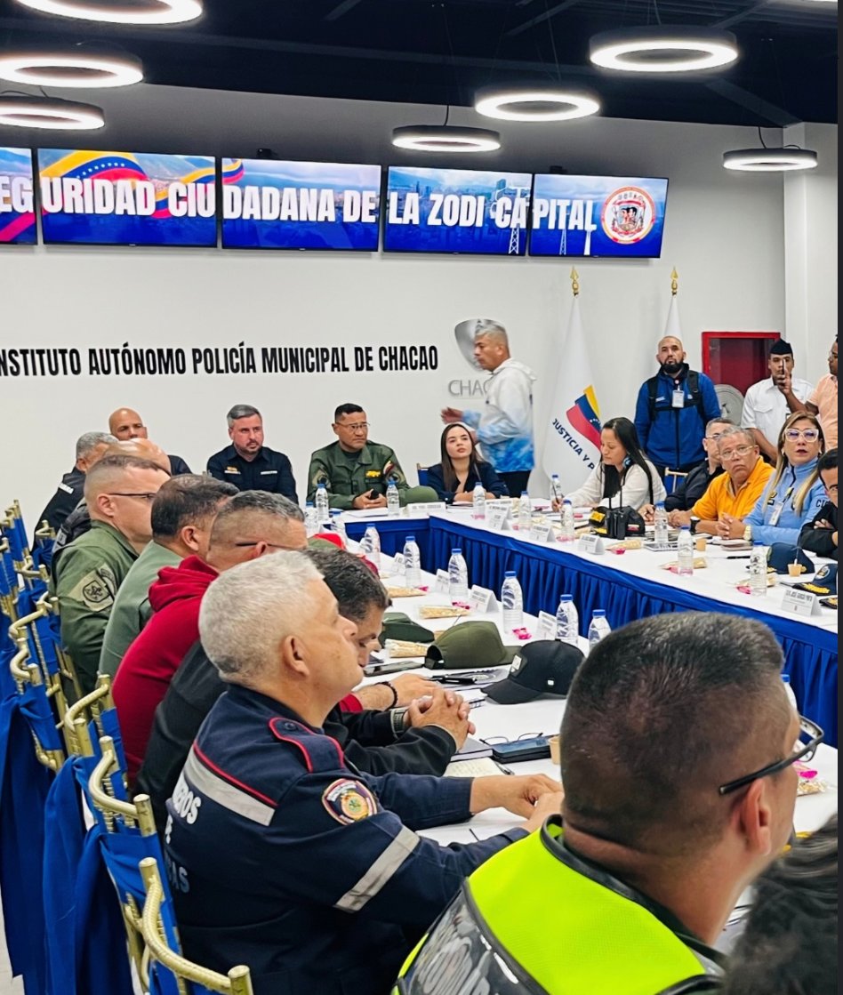 luisgonzalofer's tweet photo. #30SEP26 | En el encuentro, las autoridades definieron líneas de acción coordinadas para optimizar el resguardo de las zonas residenciales, comerciales y los espacios públicos. #ChacaoEsOrdenYSeguridad https://t.co/gVOGvc0yCb