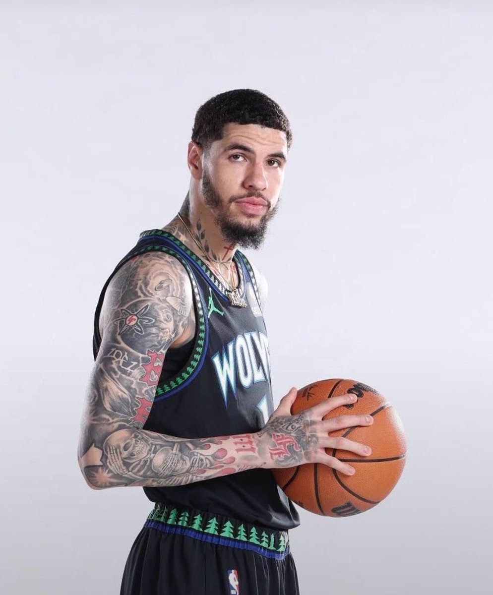 pisounalinha's tweet photo. Repórter perguntou pro LaMelo Ball?

“Seja sincero, você usa algumas jogadas do 2K e trás pra quadra?”

LaMelo: “Não, não… eu uso jogadas daqui pra usar no 2K”.

Em outra entrevista:

“Qual foi o momento em que você se sentiu parte da NBA?”.

LaMelo: “Quando sai do útero”.

Kkkkkkkkkkkkkkkkkkk vai se foder
