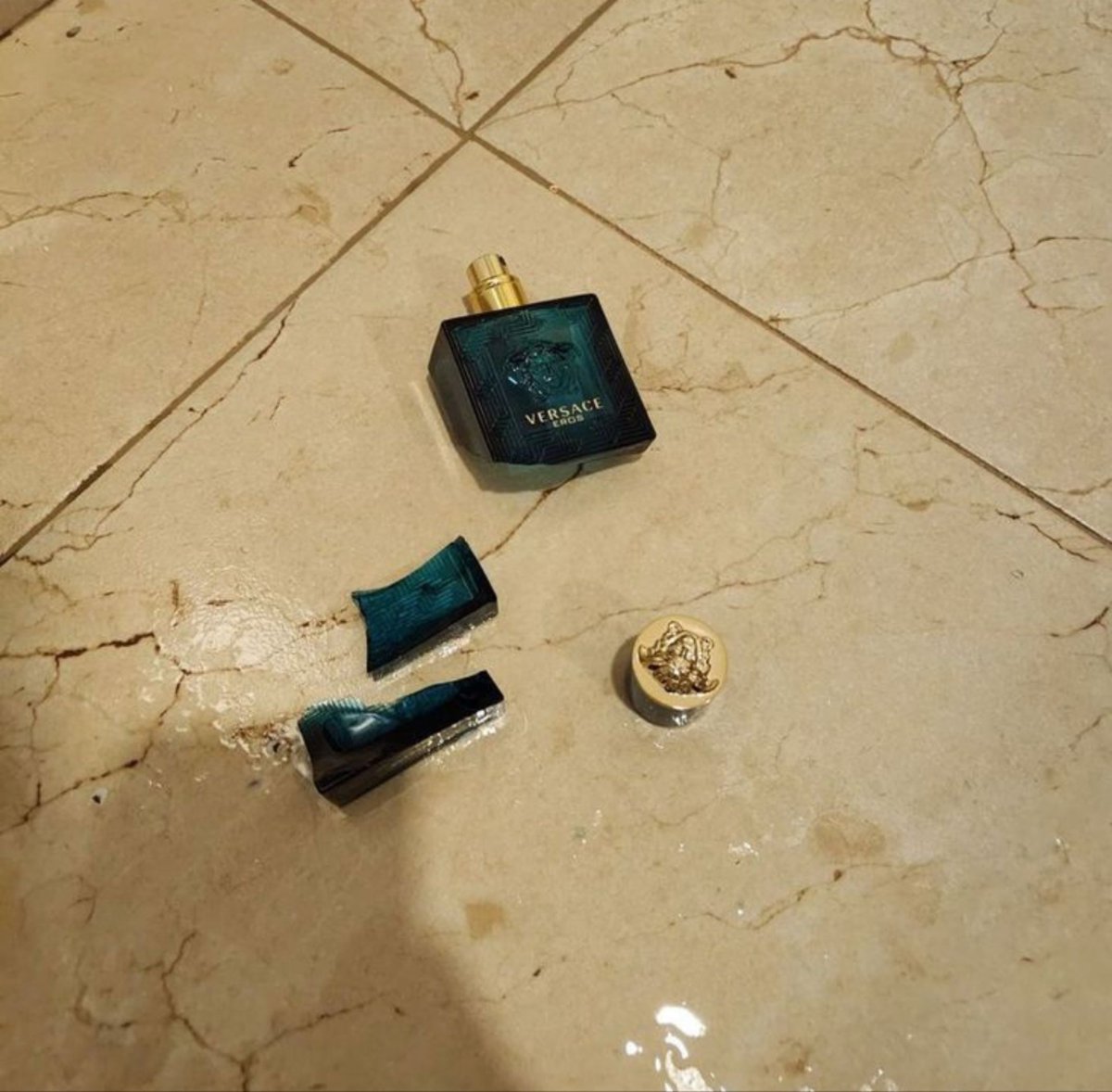 9GAG's tweet photo. ‘Versace on the floor’ https://t.co/BfVhnRxmCv