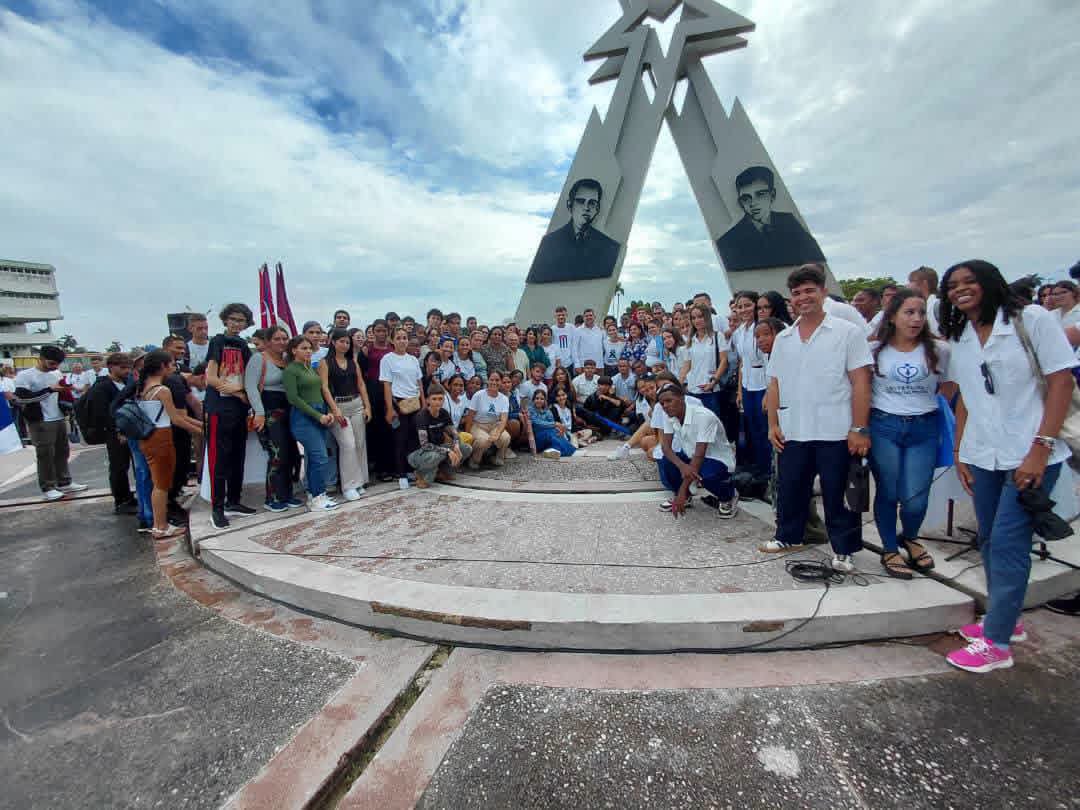 FEUCMPinar's tweet photo. Bienvenidos a la #FeudeCuba jóvenes Pinareños. Celebra #PinarDelRío acto nacional de ingreso a la la organización. FELICIDADES
#FeuUpr #FeuUCMPinar https://t.co/bLiIGpR2hY