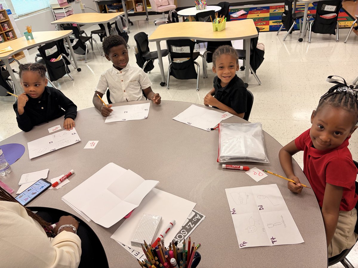 IsonS_Kinder's tweet photo. Today in Ms. Hardimon’s class, we focused on identifying letters and letter sounds. Students played a fun keyboard game where they listened carefully to a sound and then used the keyboard to identify the matching letter! #shineandsucceed @IsonSpringsES https://t.co/nl2fLGELEX