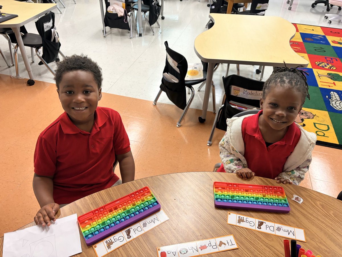 IsonS_Kinder's tweet photo. Today in Ms. Hardimon’s class, we focused on identifying letters and letter sounds. Students played a fun keyboard game where they listened carefully to a sound and then used the keyboard to identify the matching letter! #shineandsucceed @IsonSpringsES https://t.co/nl2fLGELEX