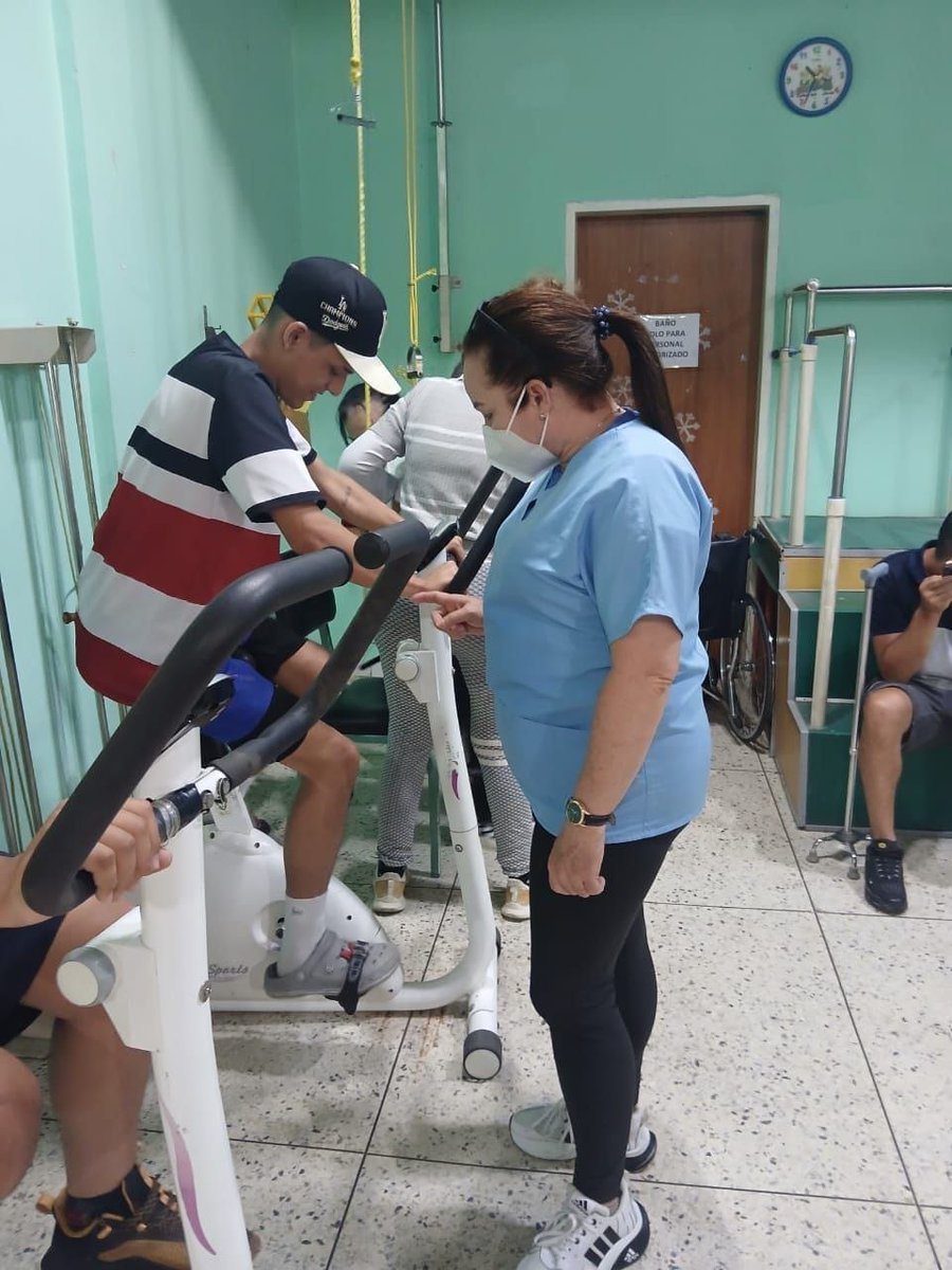 cubacooperaven's tweet photo. ¡Excelencia y vocación desde Táchira! 🩺✨ Desde el CDI Antituberculoso en San Cristóbal, las licenciadas Marisol Sigarate, Nadieska Hernández (SRI) y Yenisel Cabrera (Podología) entregan lo mejor de sí para cuidar la salud y calidad de vida de los pacientes. 🇨🇺🇻🇪 #CubaCoopera https://t.co/5ZkbNyVBQh