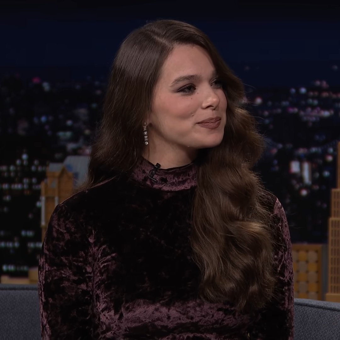 captaincupkick's tweet photo. She has the worst poker face any time she's asked about Kate Bishop's return 😭 https://t.co/4JrD3GFRlB