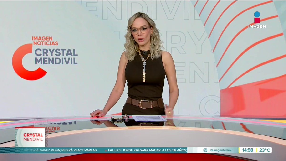 Crystal Mendvil anchors the 'Imagen Noticias' broadcast wearing glasses and an olive top, with a news ticker reading 'VÍCTOR ÁLVAREZ PUGA; PEDIRÁ REACTIVARLAS' and 'FALLECE JORGE KAHWAGI MACARI A LOS 58 AÑOS.' showing the time 14:58 and temperature 23°C.