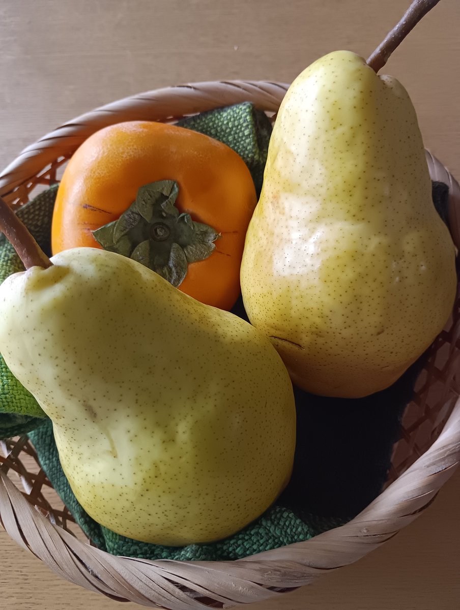 SnowChild423424's tweet photo. #Bartlettpear #kaki
#tastesofautumn
果汁たっぷり、完熟！🍹😄 https://t.co/16KinxFVEF
