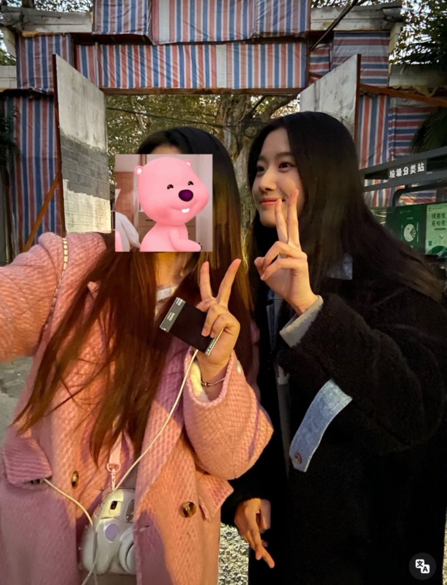 synchrony____'s tweet photo. A fan bumped into Xiaoxiao 3 years ago and took a polaroid....

https://t.co/ycizzcavdj https://t.co/9xc3XjDFoi
