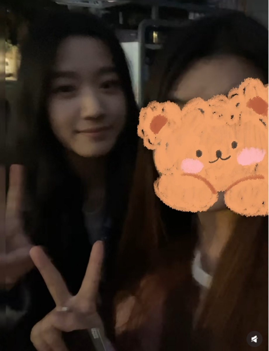 synchrony____'s tweet photo. A fan bumped into Xiaoxiao 3 years ago and took a polaroid....

https://t.co/ycizzcavdj https://t.co/9xc3XjDFoi