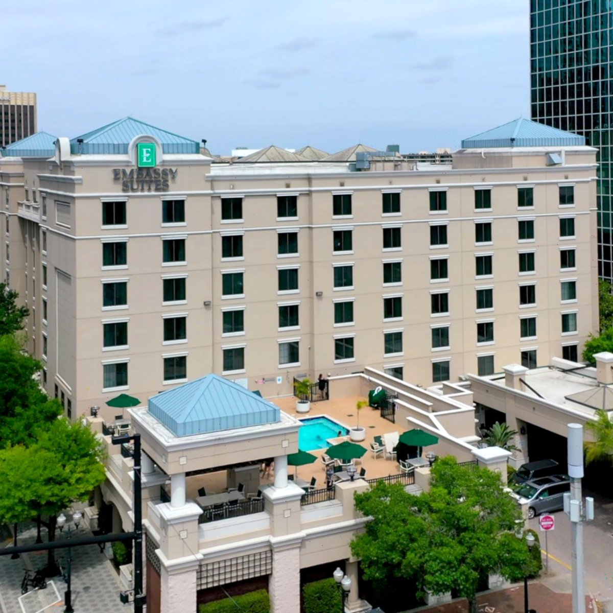 EmbassyOrlando's tweet photo. Stay in the heart of Downtown #Orlando! 🌴 We're located across from Lake Eola, surrounded by #restaurants, bars &amp; entertainment, and just a 10-minute walk to the #KiaCenter. 🌆✨ Stay central. Explore more. Make the most of Orlando! 🌆 https://t.co/g8Fg7Ppc9k https://t.co/dlAMWd5AHU
