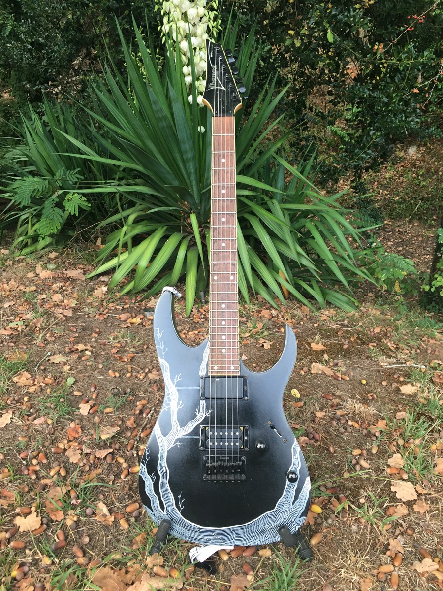JuliuZ336039242's tweet photo. ça faisait longtemps que je voulais customiser moi même mes propres guitares ! Voici Blacky Darky, une RG custom en dIMarzio, manche wizard tête inversée. Peinture black old et dessin à la main, vernis satin, réglage, planimétrie... Custom unique pour cette Ibanez RG 😍 non ? 1/3 https://t.co/4F2kFew99X