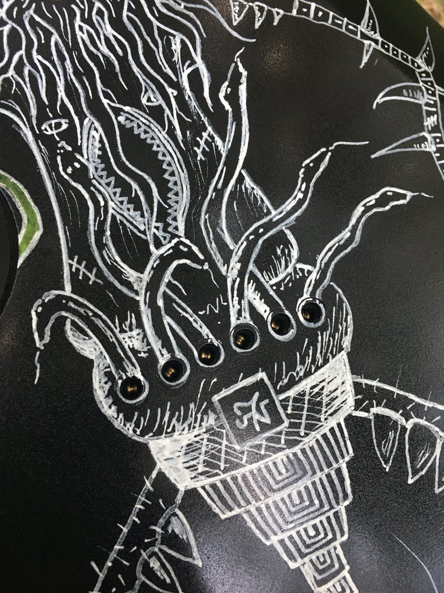 JuliuZ336039242's tweet photo. ça faisait longtemps que je voulais customiser moi même mes propres guitares ! Voici Blacky Darky, une RG custom en dIMarzio, manche wizard tête inversée. Peinture black old et dessin à la main, vernis satin, réglage, planimétrie... Custom unique pour cette Ibanez RG 😍 non ? 1/3 https://t.co/4F2kFew99X