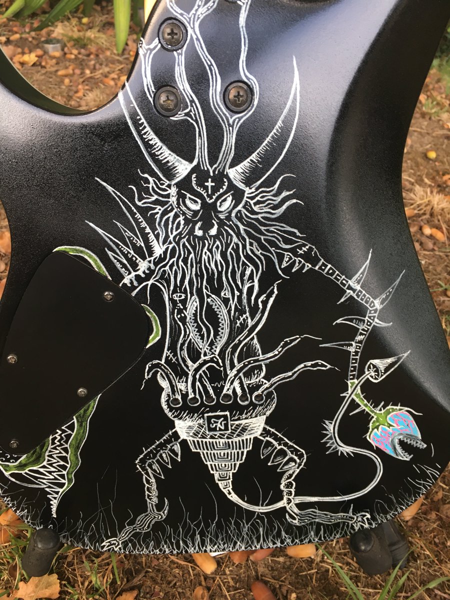 JuliuZ336039242's tweet photo. ça faisait longtemps que je voulais customiser moi même mes propres guitares ! Voici Blacky Darky, une RG custom en dIMarzio, manche wizard tête inversée. Peinture black old et dessin à la main, vernis satin, réglage, planimétrie... Custom unique pour cette Ibanez RG 😍 non ? 1/3 https://t.co/4F2kFew99X