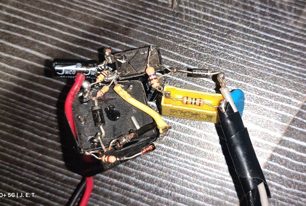 JoseETutorials's tweet photo. Estos circuitos se ven mal pero funcionan exactamente como se suponen. En este caso es un relé qué se activa con 10 segundos de retardo al perder los 110vac de la entrada. https://t.co/Xo4Vx2Ijt3