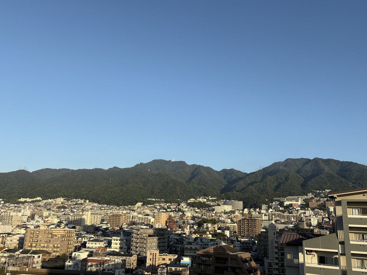 norio1948's tweet photo. 10月1日(木)おはようございます。神戸、六甲は晴れ、気温は21度。

今日から10月、快晴で秋晴れの素晴らしい朝、涼しくて気持ちの良い最高の朝です。市街の北側には六甲摩耶山の山並みが綺麗に浮かんでいます。
早朝ウォーキング、長袖で歩いたが途中で脱いだ、一万歩は完了。

神戸街角の花々(2965) https://t.co/l5vAzEDO87
