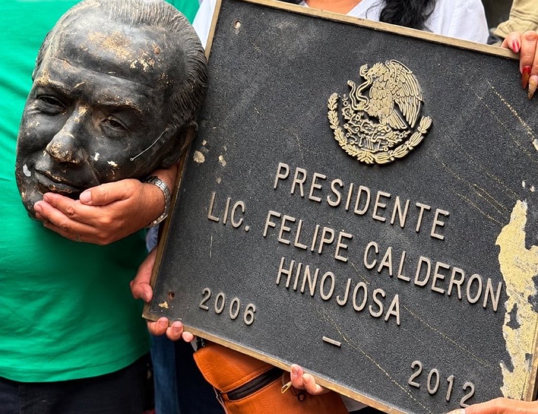 CarlosVZenteno's tweet photo. Que joya de imagen.

Calderón jamás estará tranquilo en México. 

Jamás será bien recibido y esta foto demuestra a la perfección su gobierno.

Si vienes a este país debería ser solo para rendir ante la justicia @FelipeCalderon.

¡Fuera de aquí espurio y asesino! https://t.co/5pWUzGfXJR
