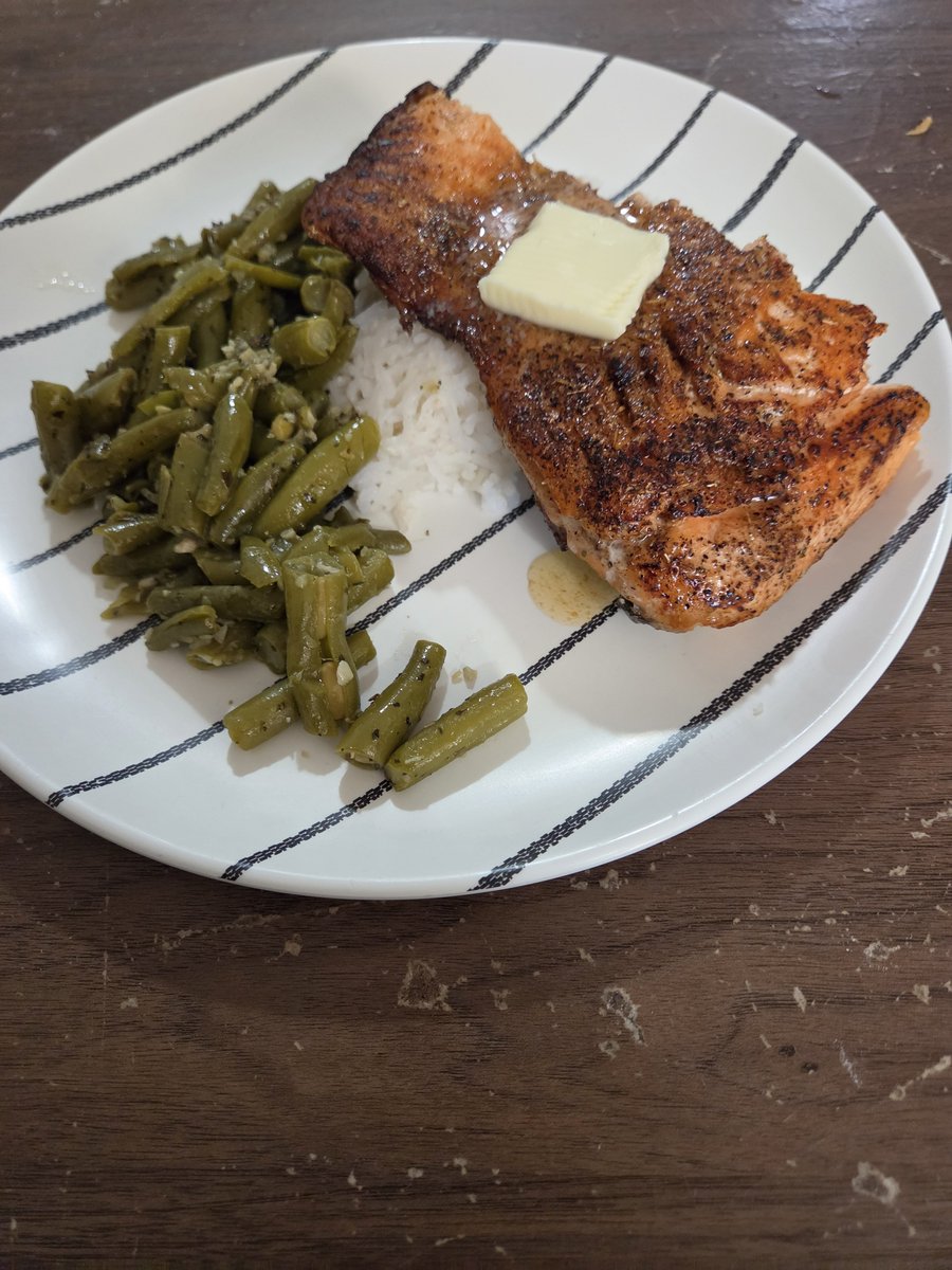 DanVibes10's tweet photo. Thought to go a little healthy for dinner. Some pan seared salmon (butter on top because I like butter 🧈 😋) side of steam rice and sautéed green beans. Anyone else eating healthy for their humpday?

#FoodMood https://t.co/Py9hIdRHTp