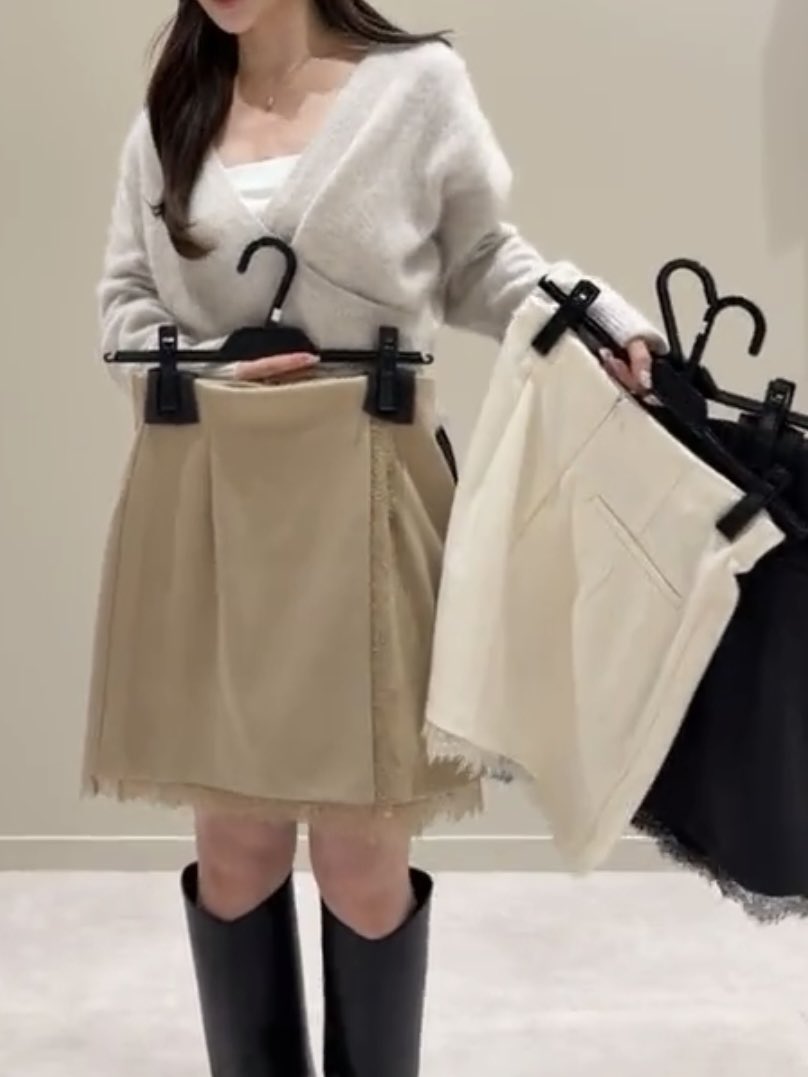 cuteeeeen07's tweet photo. 昨日インライでカラバリ初公開だった
エメインのホリデースカート
絶対欲しいんだけど:(˘•̥ㅁ•̥˘ ):🤍
4枚目のホリデーニットもドタイプすぎる
素材にこだわって作られてるのとかも
インライであゆさんが
エメイン愛語ってて最高だった🥹
レーススカート3色欲しくて困ってる https://t.co/OST9gXUlmH