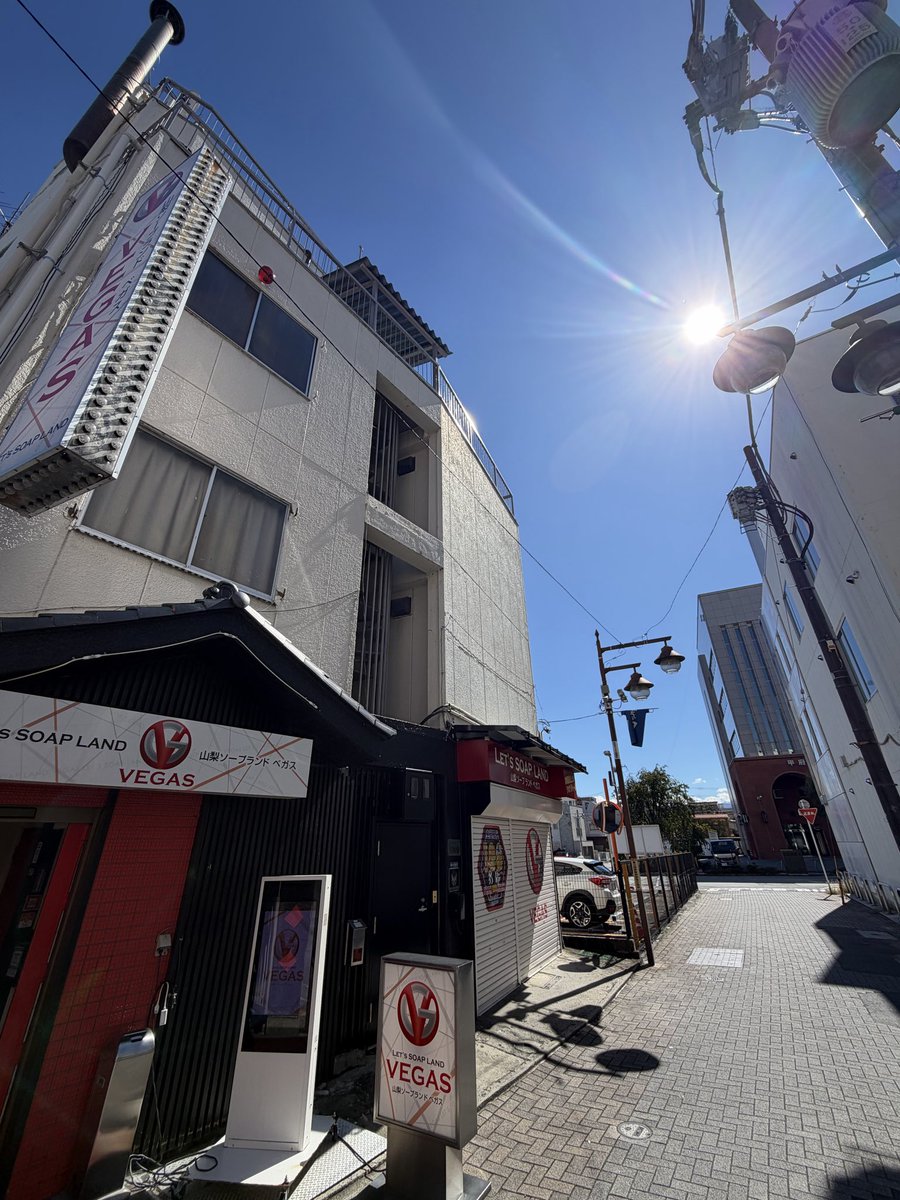 bibibi5963's tweet photo. 昨日までの肌寒さが嘘のように本日は快晴です！
甲府は30度を超える予想になっています！！
あっちぃ〜〜！！！
この空の太陽のように甲府で明るく営業しております！
本日も皆様のお越しをお待ちしております。
LET'S  SOAP  LAND
#甲府
#ソープランド
#VEGAS https://t.co/7x4cnkgsAt