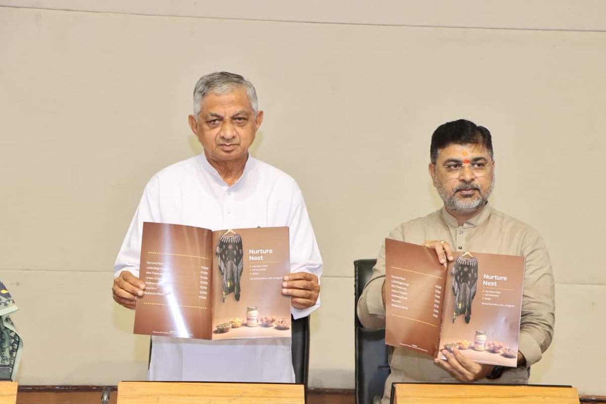 GlpcLivelihood's tweet photo. માન. મંત્રીશ્રી કુંવરજીભાઈ બાવળિયા, માન. રાજ્યકક્���ાના મંત્રીશ્રી સંજયસિંહ મહિડા તથા GLPCના મેનેજિંગ ડિરેક્ટર શ્રીમતી પ્રશસ્તિ પારીક (IAS)ના વરદ્હસ્તે નર્મદા હોલ, સચિવાલય, ગાંધીનગર ખાતે જીએલપીસી બુકલેટ તથા ‘Motherhood Hamper’ લોન્ચ કરવામાં ��વ્યું.

🎁 Motherhood Hamper – પ્રેમ, પરંપરા અને મહિલા ઉદ્યોગસાહસિકતાનું સુંદર સંકલન

ગુજરાતના વિવિધ જિલ્લાઓમાં કાર્યરત સ્વસહાય જૂથો (SHGs)ની બહેનો દ્વારા તૈયાર કરવામાં આવેલા પસંદગીના ઉત્પાદનોને GLPC દ્વારા ક્યુરેટ કરીને Motherhood Hamperમાં સમાવિષ્ટ કરવામાં આવ્યા છે. 

📖 સાથે જ ‘સશક્ત નારી, સમૃદ્ધ સમાજ’ બુકલેટ દ્વારા મહિલાઓ સુધી વિવિધ સરકારી યોજનાઓ અને ઉપલબ્ધ તકોની માહિતી સરળતાથી પહોંચાડવાનો પ્રયાસ કરવામાં ���વ્યો છે, જેથી વધુમાં વધુ મહિલાઓ યોજનાઓનો લાભ મેળવીને આત્મનિર્ભરતા તરફ આગળ વધે.

સશક્ત મહિલા → સશક્ત પરિવાર → સમૃદ્ધ સમાજ💫
#GLPC #Lakhpatididi #SHGProducts #WomenEntrepreneurship #MissionMangalam #Gujarat #LocalToGlobal