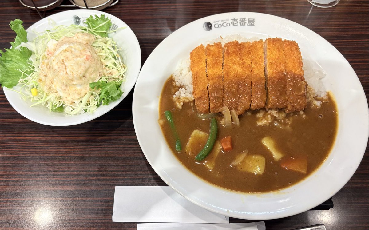 suima_P13's tweet photo. パペはん！ま〜たCoCo壱なんか行っちゃって！二日連続お昼CoCo壱でカレー🍛食べてるじゃないのぉぉぉぉ‼️

パ『違うんです！行きたいお店が今日も休みだったんです…😭😭』

・チキンカツカレー(ﾊｰﾌﾔｻｲﾄｯﾋﾟﾝｸﾞ)
・ポテトサラダ

 #パペランチ🍽 https://t.co/wSUL5FgBE3