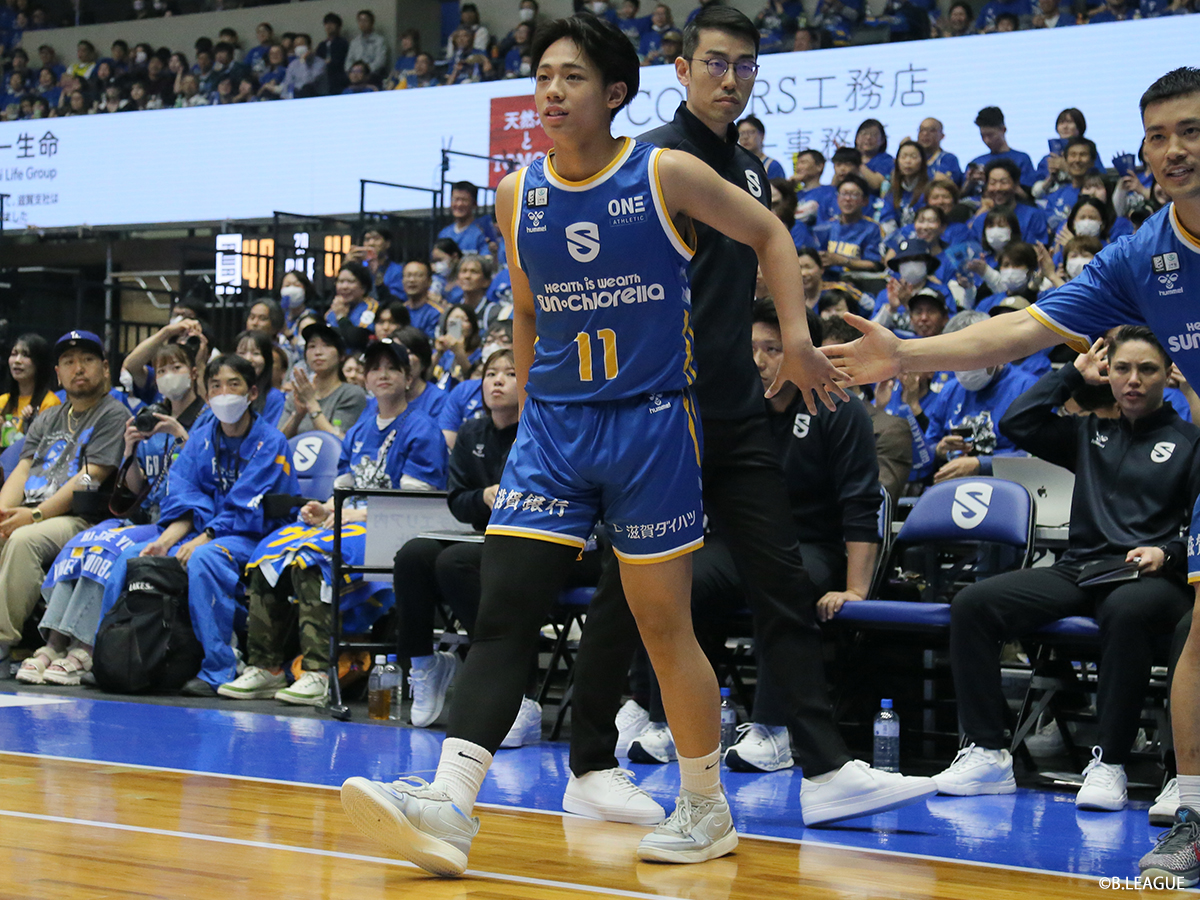 bbking_jp's tweet photo. 🏀選手情報🏀
滋賀レイクスが佐藤瑠一シャンドレイをユース育成特別枠で選手登録…B1最年少出場記録を持つPG兼SG
https://t.co/586a1U7oVN
佐藤は「支えてくださっている方々への感謝を忘れず、自分らしく頑張ります。今シーズンも応援よろしくお願いします！」などとコメントしました。 https://t.co/IGZn563lI5