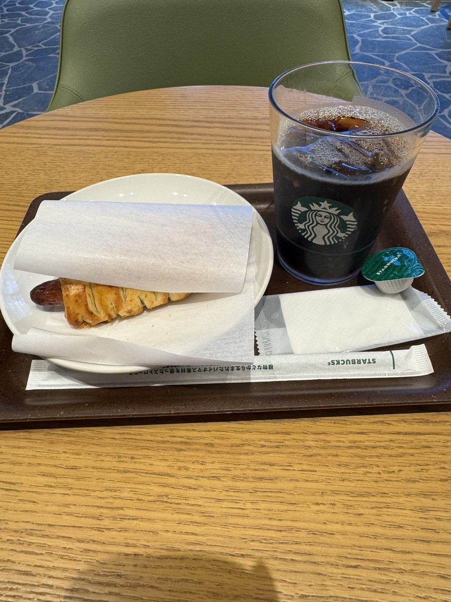 X4dmXs's tweet photo. 美容室前の摂取☕️ https://t.co/v7DBEUYtYR