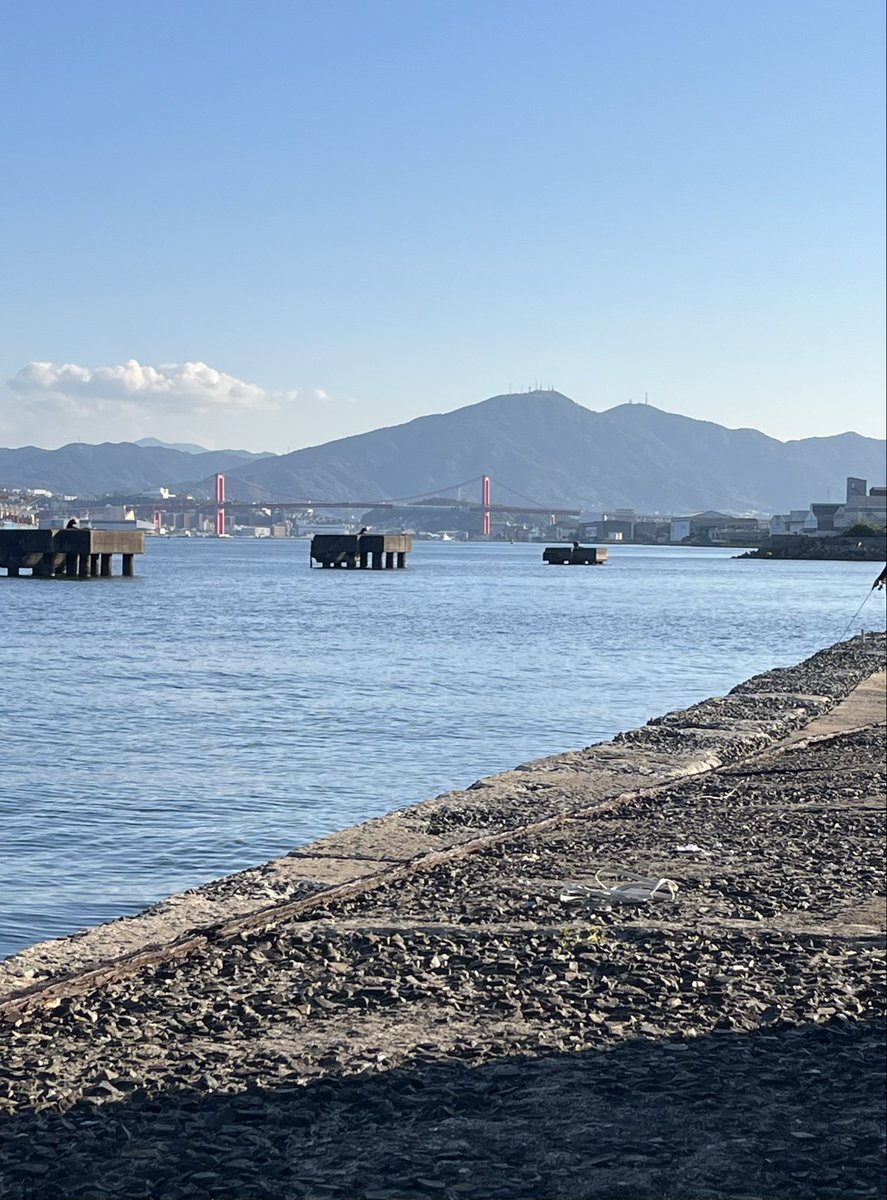 nonchan880's tweet photo. 慰霊の旅、若松駅から目指すは軍艦防波堤。軍艦マーチ🇯🇵を聴きながら、行軍すること1時間半。駆逐艦柳の艦上は、天気晴朗で波穏やか、涼しい風が心地よい。進路そのままヨーソロー、本艦はこれより若戸大橋から酒家涼月🍺に突入す◦◦◦ https://t.co/cAKCcd6Lvh
