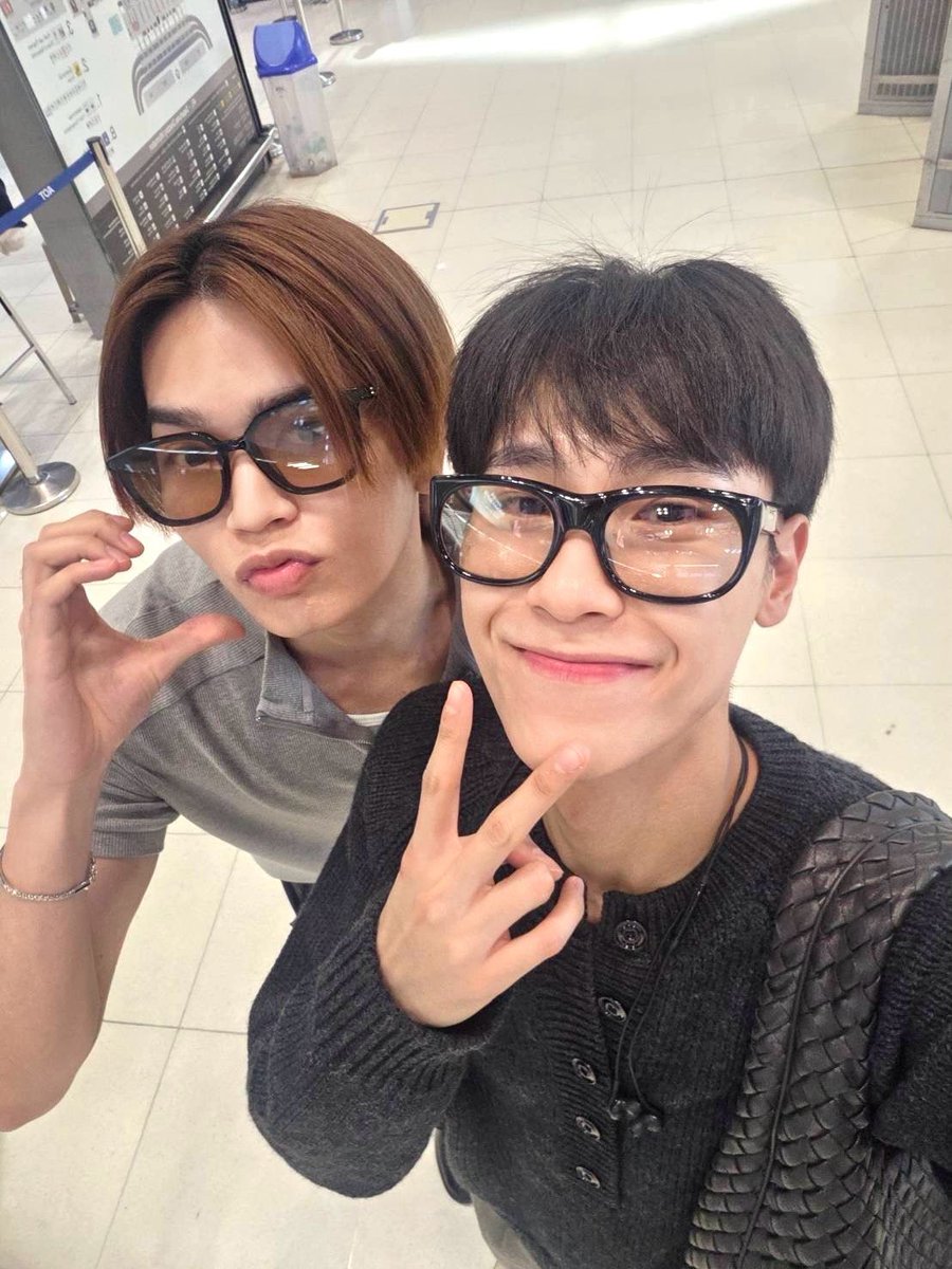 GMMTV's tweet photo. 日本の皆さん、もうすぐです！
今、皆さんに会いに向かっています。
それでは、お会いしましょう！

ญี่ปุ่นกำลังจะมีพวกเราแล้วนะ ตอนนี้เรากำลังจะเดินทางไปหาทุกคนนะ แล้วเจอกัน!!!

#GMMTVFANDAY36INTOKYO
#JOONGDUNKxFANDAY36INTOKYO
#JANJINGJINGxFANDAY36INTOKYO
#JUNIORMARKxFANDAY36INTOKYO
#SKYNANIxFANDAY36INTOKYO
#GMMTV
@ChenRcj @dunknatachai @Janhae @Jingjingyu364 @jnnrrs @Markjrtn @skywongraveee @Hirunkit_