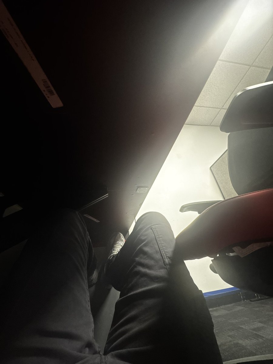 jhardini7's tweet photo. Under the table at work watching the Kai cenat stream https://t.co/BKmOZfW7jL