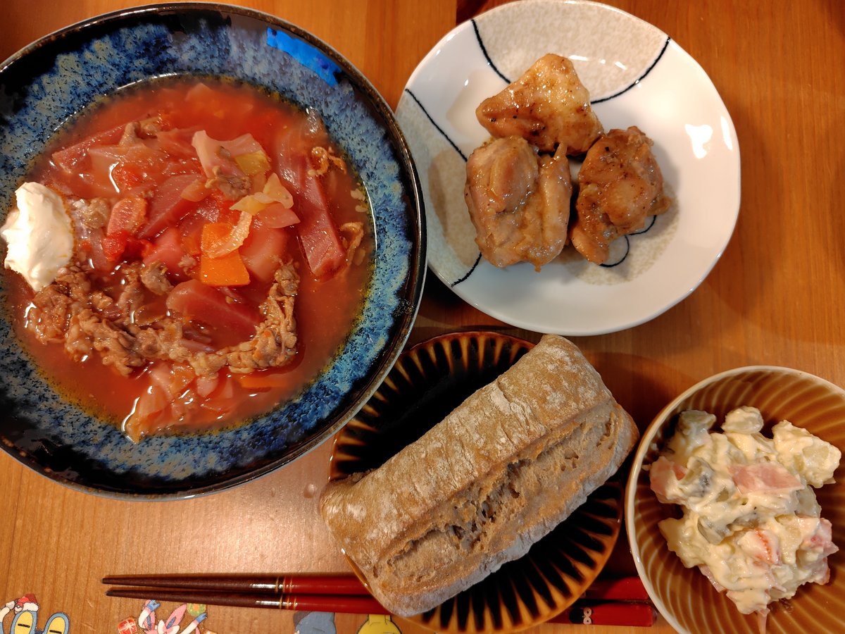 timna33's tweet photo. ウクライナ料理の本買った。

・ボルシチ
・オリヴィエ
・ライ麦パン
・なんか鶏もも肉をマキシマムで味付けしたやつ

オリヴィエにはサワークリーム入れた方がマヨとピクルスが調和して好み。

#今日の夕食 https://t.co/7XzSN18HUP