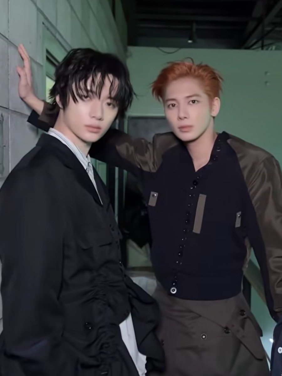 0XTYUN's tweet photo. good morning i hope the boyfriends have a wonderful day and kiss or something https://t.co/bhkRRpKAWj