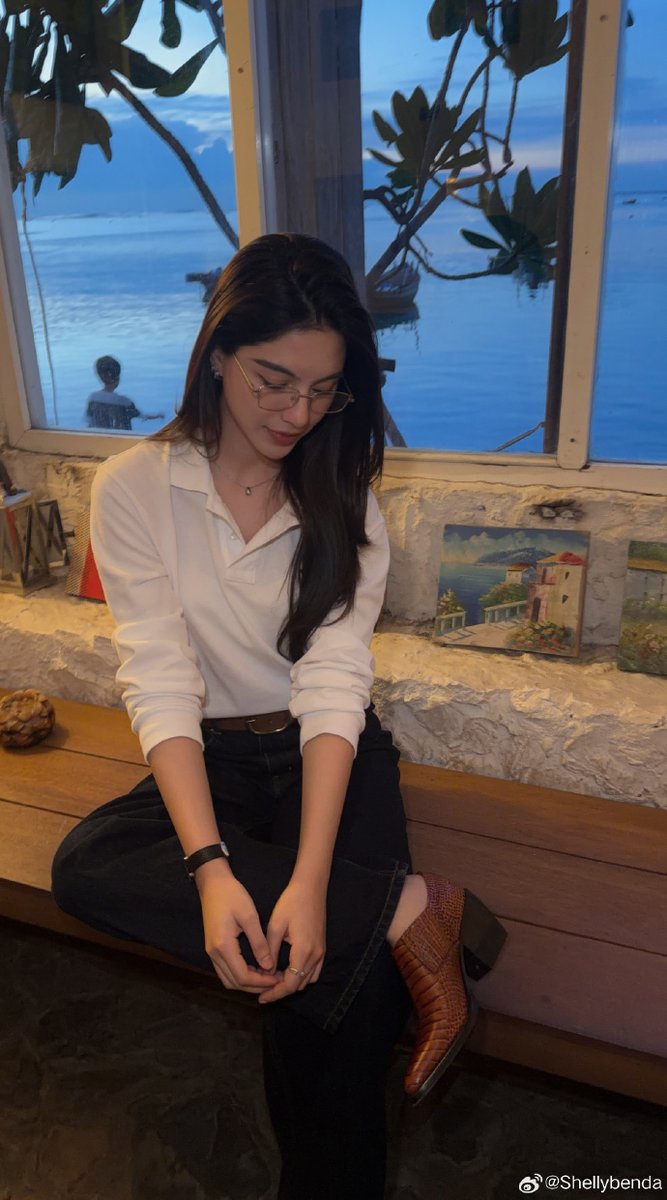 SPUSAOFC's tweet photo. [2026-09-30] Shelly Weibo Update

"Didn’t someone say they liked to wear glasses? 👀🤭"

original: "不是有人说喜欢戴眼镜的吗？👀🤭"

🔗 https://t.co/mQUkK05Nh6

#shellybenda #evershelly https://t.co/0UvbrRKov0