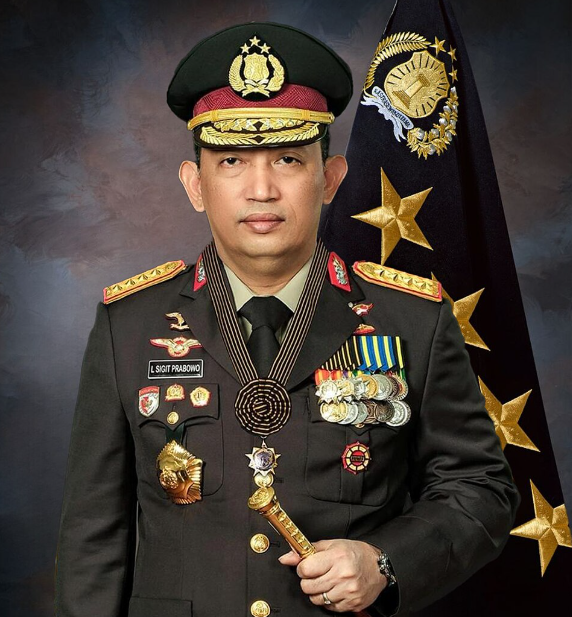 DalamDunia888's tweet photo. Prabowo Copot Listyo Sigit Tanpa Alasan, Suyudi Langsung Disahkan Aklamasi: Polri Kini Sepenuhnya di Tangan Siapa?

Jenderal Listyo Sigit Prabowo yang diangkat Jokowi pada 2021 dan seharusnya bisa menjabat hingga 2029 tiba-tiba diberhentikan. Presiden Prabowo Subianto mengirim surat presiden tanggal 30 September 2026. Keesokan harinya, 1 Oktober, Komisi III DPR sudah menggelar uji kelayakan kilat lalu menyetujui Komjen Suyudi Ario Seto secara aklamasi tanpa perdebatan berarti.

Tidak ada alasan resmi yang diumumkan ke publik. Hanya hak prerogatif presiden. Itu saja.

Suyudi bukan orang sembarangan. Ia diangkat Prabowo sendiri menjadi Kepala BNN pada Agustus 2025, lalu cepat dinaikkan pangkatnya. Lulusan Akpol 1994, lahir 1973, jauh lebih muda dari Listyo. Kini ia yang akan memegang kendali institusi bersenjata terbesar di negeri ini.

Prosesnya terlalu rapi dan terlalu cepat. Surat masuk, Bamus rapat, uji kelayakan pagi itu juga, aklamasi, lalu langsung ke paripurna. Seolah semuanya sudah diatur jauh-jauh hari. Apakah ini sekadar regenerasi biasa, atau langkah sistematis menempatkan orang kepercayaan di pucuk pimpinan Polri setelah hampir dua tahun Prabowo berkuasa?

Listyo sempat dikenal dekat dengan era sebelumnya. Suyudi datang dari BNN dengan mandat pemberantasan narkoba yang jadi salah satu agenda Astacita Prabowo. Pertanyaannya sederhana: apakah Polri ke depan akan lebih fokus pada prioritas presiden saat ini, atau tetap menjadi institusi profesional yang independen?

Rakyat berhak tahu alasan sebenarnya di balik pencopotan ini. Karena yang diganti bukan pejabat biasa. Yang diganti adalah orang yang memegang senjata dan kewenangan paling besar di republik ini.

Bagaimana menurut kalian???