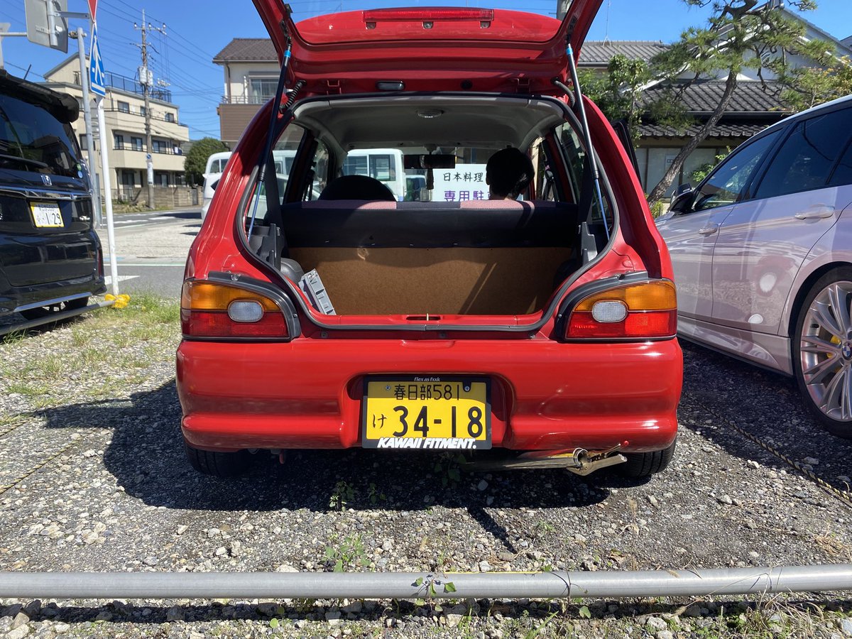 sbzk_48's tweet photo. 昼間の見え方の違いを参考までに。

1枚目
右側：12v
左側：24v

うん、これは危ない。深く反省。当たり前だけどしっかり交換しました！お騒がせしました🙇‍♂️ https://t.co/0gP2KRWuTE