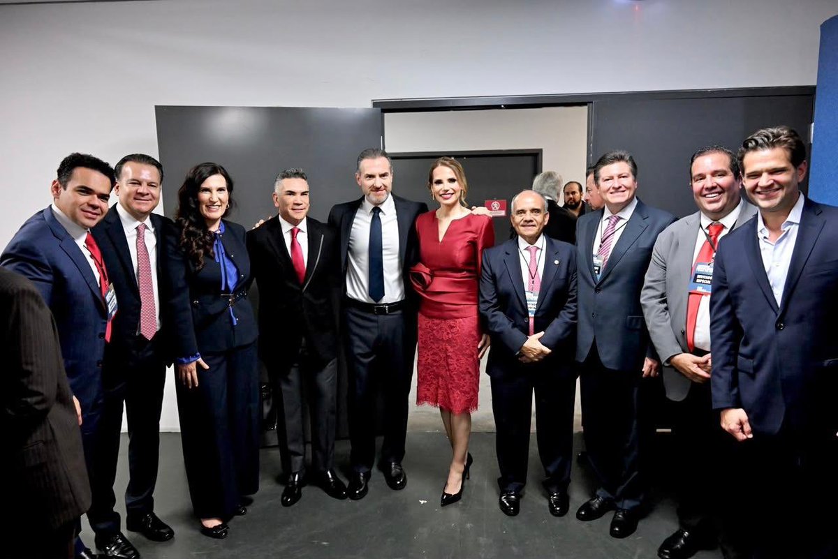PabloAnguloB's tweet photo. Felicito a mi amigo @AdrianDeLaGarza por su Informe de Gobierno. 👏

Estoy seguro que vienen grandes cosas para Nuevo León y su gente. 🤝 https://t.co/ue3MuvYK7K