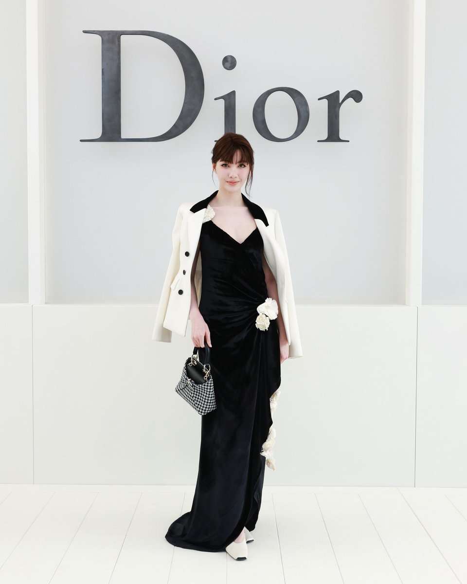 mintmag_th's tweet photo. ออร่าคนสวย! เสิร์ฟภาพฟร้อนท์โรว์ลุคของคู่ฮอต #หลิงออม Dior Ambassador จัดเต็มลุคใหม่ ร่วมชมแฟชั่นโชว์ Dior Summer 2027 Ready-to-Wear Collection ที่จัดขึ้นเมื่อวันอังคารที่ผ่านมา ณ ปารีส ฝรั่งเศส 💚

#DiorSummer27xLingOrm
#LingOrm 
#DiorSummer27
#MintNews https://t.co/i2ZsJMtEGV