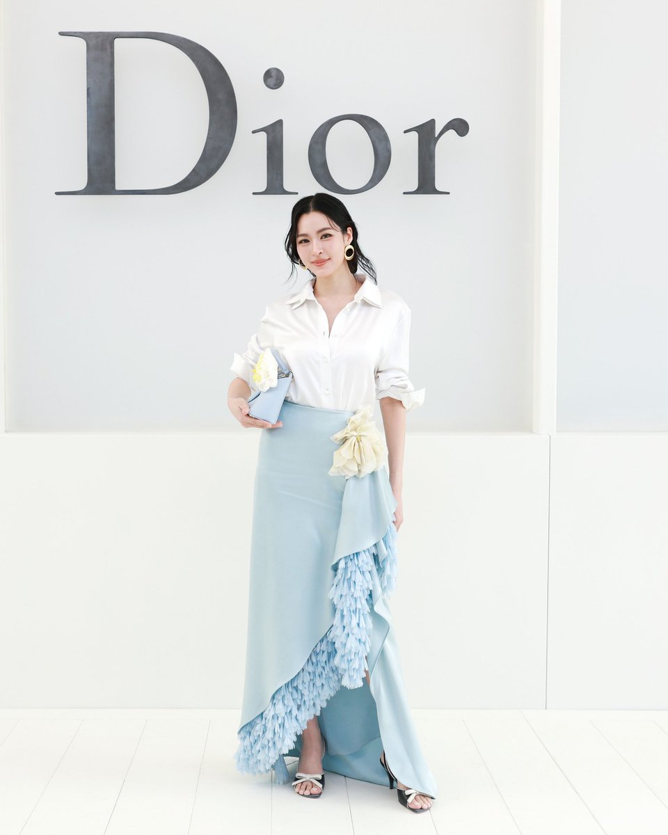 mintmag_th's tweet photo. ออร่าคนสวย! เสิร์ฟภาพฟร้อนท์โรว์ลุคของคู่ฮอต #หลิงออม Dior Ambassador จัดเต็มลุคใหม่ ร่วมชมแฟชั่นโชว์ Dior Summer 2027 Ready-to-Wear Collection ที่จัดขึ้นเมื่อวันอังคารที่ผ่านมา ณ ปารีส ฝรั่งเศส 💚

#DiorSummer27xLingOrm
#LingOrm 
#DiorSummer27
#MintNews https://t.co/i2ZsJMtEGV