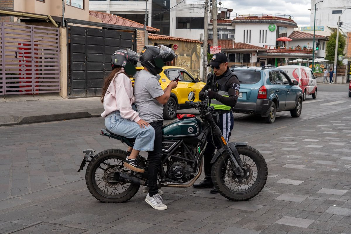 cronicacuenca's tweet photo. #Cuenca | No hay excusa. La vereda no es para motos.

La EMOV EP sancionó a 5 motociclistas que circulaban por la acera en la calle Larga para rebasar a otros vehículos.

Los operativos serán constantes en distintos puntos de la ciudad. Si no respetas la norma, serás sancionado. https://t.co/1IjuBBwGsO
