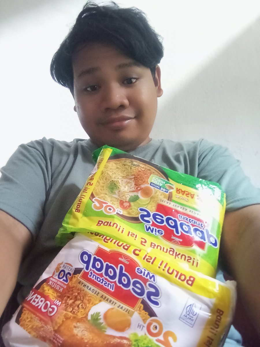 imasputra12's tweet photo. Alhamdulillah hari ini sudah beli mie goreng 5pcs dan mie soto 5pcs, minyak goreng 2L

Senang ibu minyak goreng 2L
Rezekinya aamiin aamiin 🙏🏻🤲🏻

Teman teman orang baik DM 😊🙏🏻 
#rezeki #bisu #tuli #ibu #beli https://t.co/2ubv0IYSYs